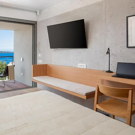 Stunning Home In Vis With Sauna 度假居 *