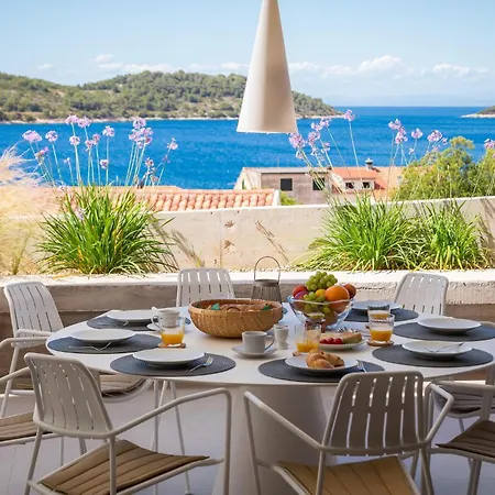 Stunning Home In Vis With Sauna בית נופש